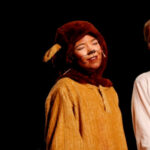 Sara, Karen-Anna og Ester spiller tre av rollene i teateret "Bamsen er borte". (Foto: Ove Magne Ribsskog)