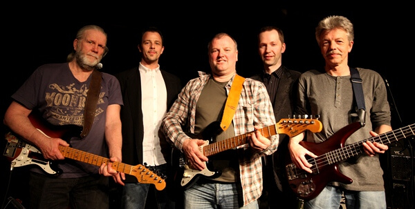 Road 766 spiller på støttekonserten, muligens med en litt annen besetning enn her fra 2012. Dagfinn Lein, Stig Are Høstland, Kjell Helge Moe, Endre Fladvad og Torbjørn Lindseth.