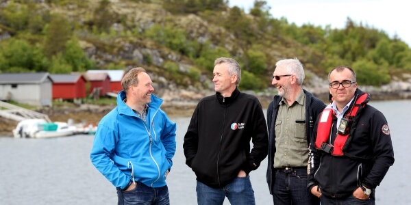 Helge Staven er interessert i fuglar spesielt og naturen i det store og heile. Her er han (nr. 2 fr&aring; venstre) fr&aring; ein strandryddedugnad, ein annan aktivitet der Helge har vore aktiv i mange &aring;r.. Dei andre p&aring; biletet er Raymond Johansen, Olav J&oslash;rgen Bj&oslash;rk&aring;s og Olav K. &Oslash;vereng.