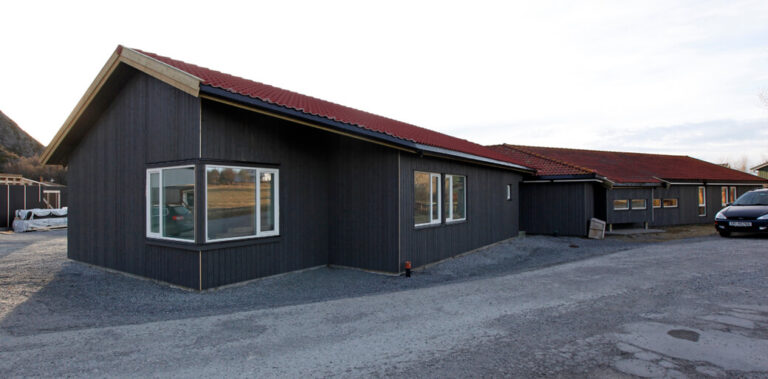 Glasset i inngangsdøra til Vangan barnehage ble knust natt til søndag.