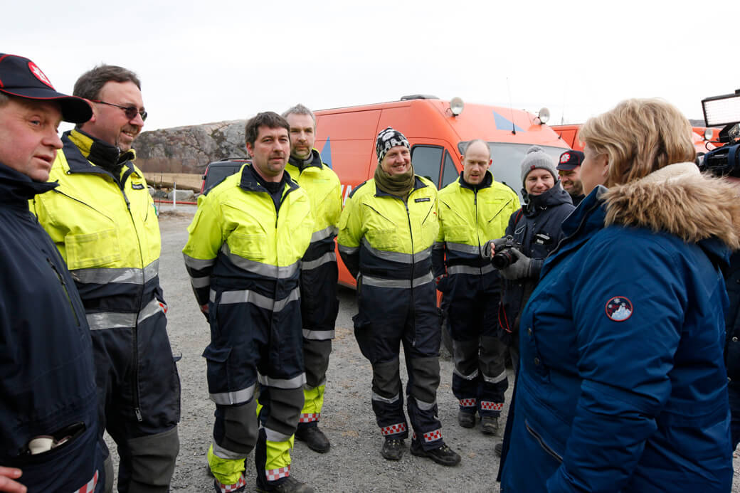 Brannmannskapene som deltok i storbrannen er invitert til 10-&aring;rsmarkeringa. Her m&oslash;ter de statsminister Erna Solberg da hun bes&oslash;kte Flatanger og H&aring;rnesmoen noen dager etter brannen. Fra venstre: Yngve Sivertsen, Remi Rasmussen, P&aring;l H&aring;gensen, Einar Laukvik, Franken Estensen og Ken Sverre H&oslash;stland. (Arkivbilde)