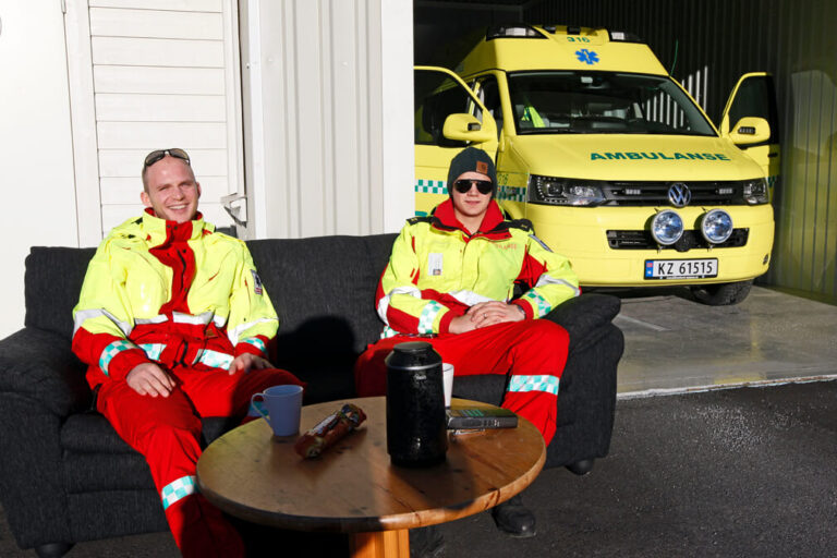 Fagarbeider Kristoffer Lein Brandtsegg fra Steinkjer og lærling Simen Mortensen fra Otterøya trakk tirsdag sofaen ut i solveggen for å nyte våren.