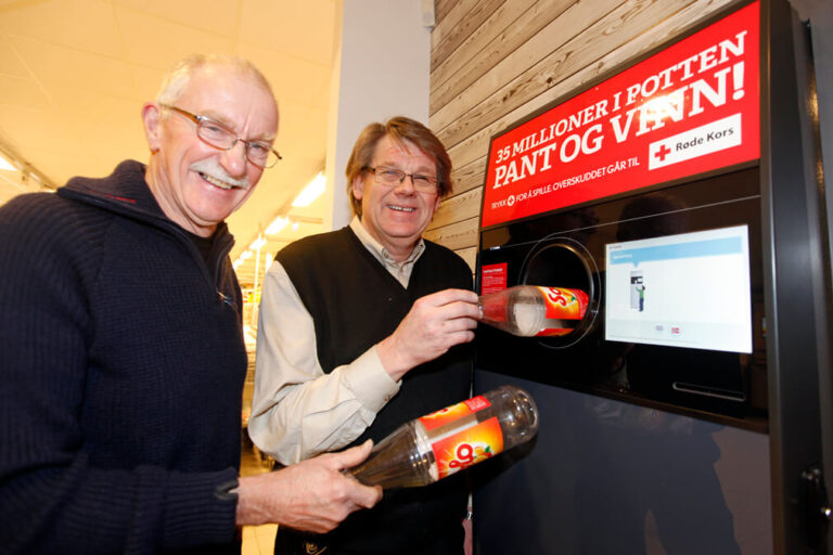 Nå kan du støtte Røde Kors når du skal pante flasker. Otto K. Sandnes er svært fornøyd med at Johan Sørgaard og Spar har valgt Røde Kors som samarbeidspartner.