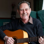 Waldermar Larsen (78) tar fram gitaren hver dag for å spille, og lørdag gjør han comeback på scenen med gamle slagere.