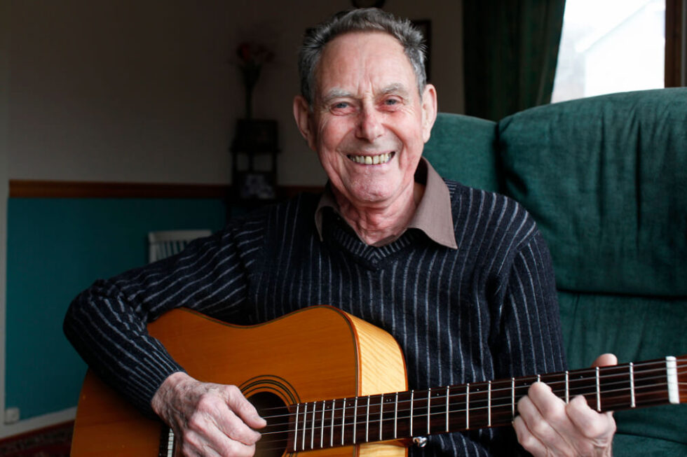 Waldermar Larsen (78) tar fram gitaren hver dag for å spille, og lørdag gjør han comeback på scenen med gamle slagere.