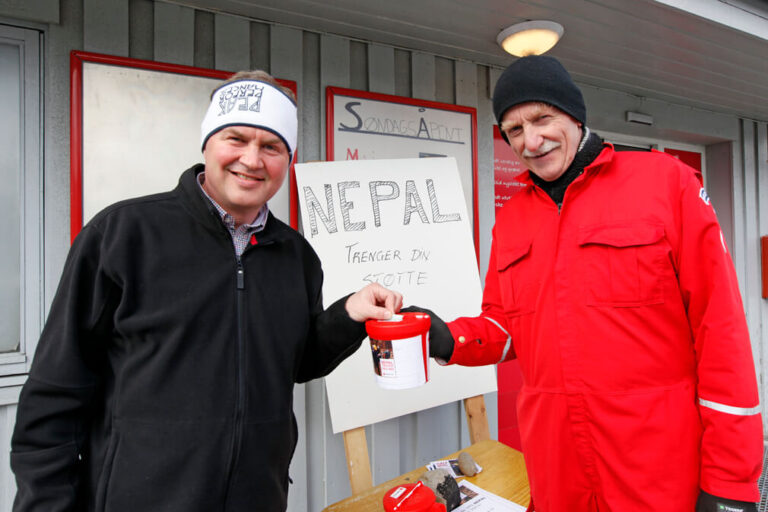 Arnstein Ansnes fra Steinkjer var en av dem som la penger i bøssa utenfor Coop på Vik, der leder Otto Sandnes i Flatanger Røde Kors samlet inn penger til Nepal.