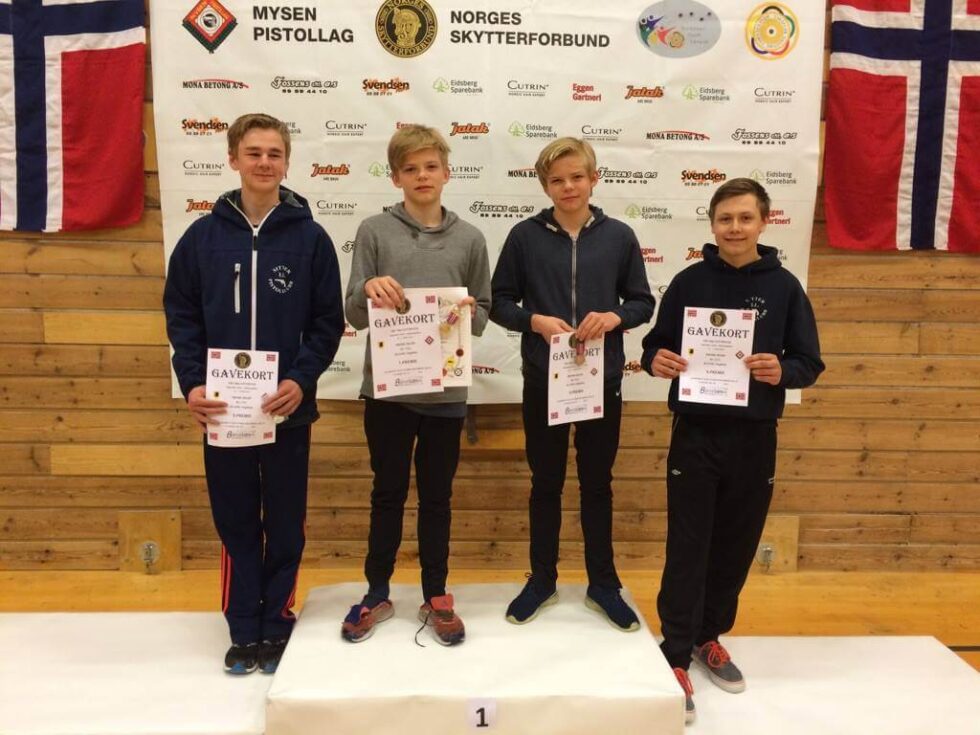 Topprekrutter i luftpistol fra venstre Julian Sandhöfer som tok sølv og til høyre Marius Strøm som kom på fjerdeplass. I midten brødrene Mattis og Ludvik Hembre, som tok første og tredjeplass. (Foto: Kurt Kristiansen)