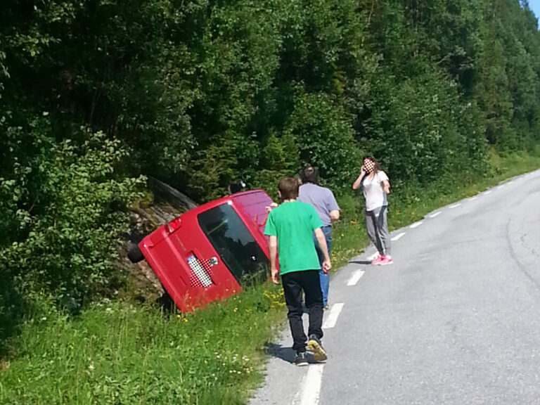 Bilen ble liggende på sida etter utforkjøringa. 