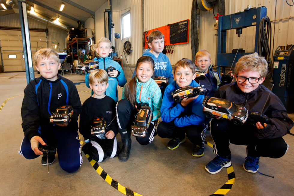 De fikk testet sine ferdigheter med fjernstyrte biler, fra venstre: Gustav, Jonathan, Gabriel, Ylva, Thomas, Sebastian, Magnus og Sigurd.
