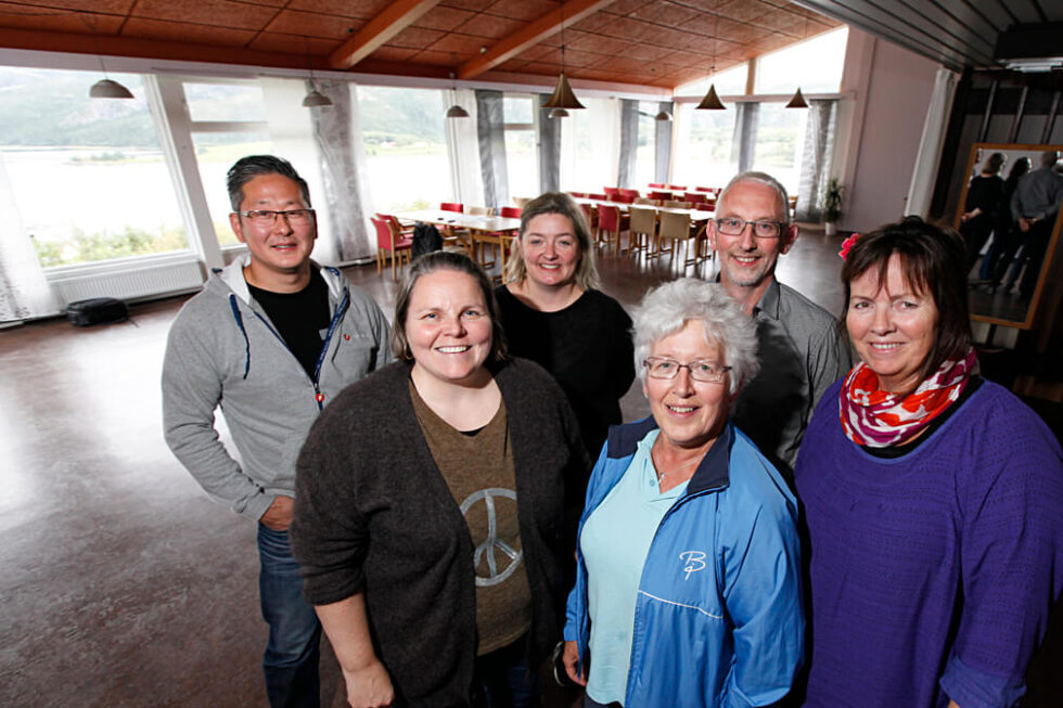 Bare lutter glede i Flatanger fredag, da det ble kjent at kommunen får frivilligsentral. Sentrale aktører i arbeidet har vært, fra venstre: Kultursjef Kari Imsgard, Tonny Strand og Gro Seltveit i Frivillig Flatanger. Bak fra venstre: Lars Haagens