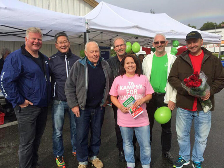 Bare blide politikere på valgstand før valget. Nå er kabalen lagt, og Venstre står tilbake uten plass i formannskapet. Fra venstre: Arne Skorstad, Høyre, Lars Haagensen, Frp, Jan Vedvik, KrF, Reidar Lindseth, V, Turid Kjendlie, SV, Olav Jørgen