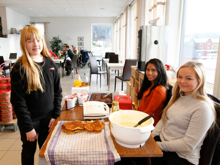 Ida Havn jobbet hos Spar, mens Para Jarak og Susanne Aune solgte vafler og kaker på OD-dagen fredag.
