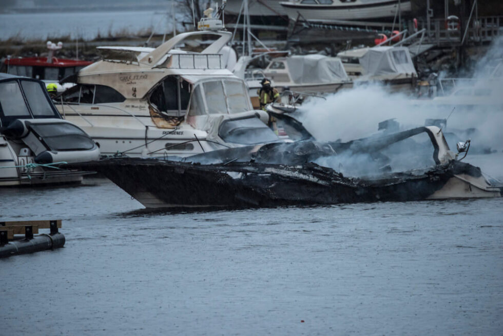 To båter ble totalskadet i brannen i småbåthavna på Øra. (Foto: Wenche Larsen Dahle)