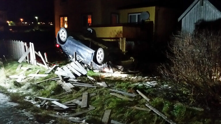 Bilen havnet på taket i en hage etter rundveltet. (Foto: Flatanger brann- og redningsvesen)