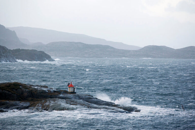 Høyere vannstand og stormflo hvert år i stedet for hvert 200. år. Det er framtidscenariet for Flatanger om 80 år. Her fra nyttårsstormen i 2016.