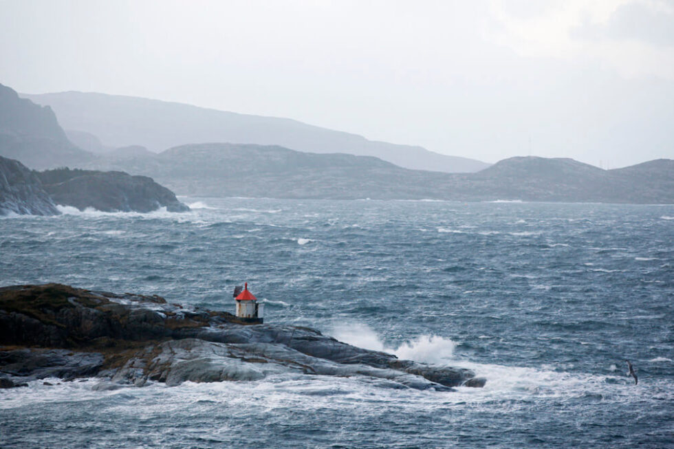 Høyere vannstand og stormflo hvert år i stedet for hvert 200. år. Det er framtidscenariet for Flatanger om 80 år. Her fra nyttårsstormen i 2016.