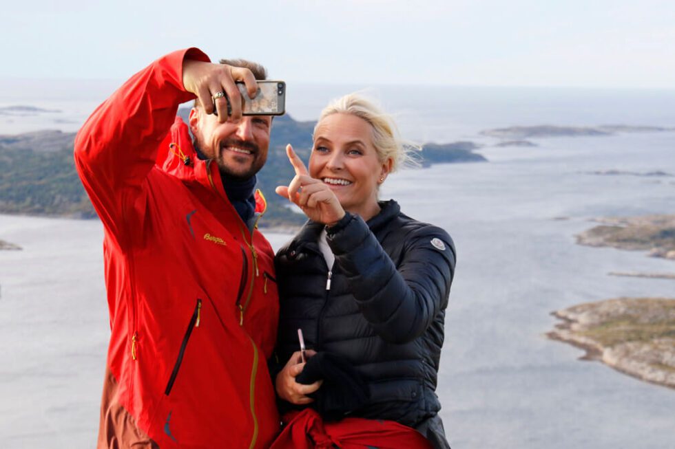 Kronprinsesse Mette-Marit ville sikre seg en selfie fra Storfjellet - med Flatangers vakre skjærgård i bakgrunnen. Og kronprins Håkon bisto gjerne. Kronrprinsbesøket er ett av høydepunktene når Flatangers nyere historie skal skrives.