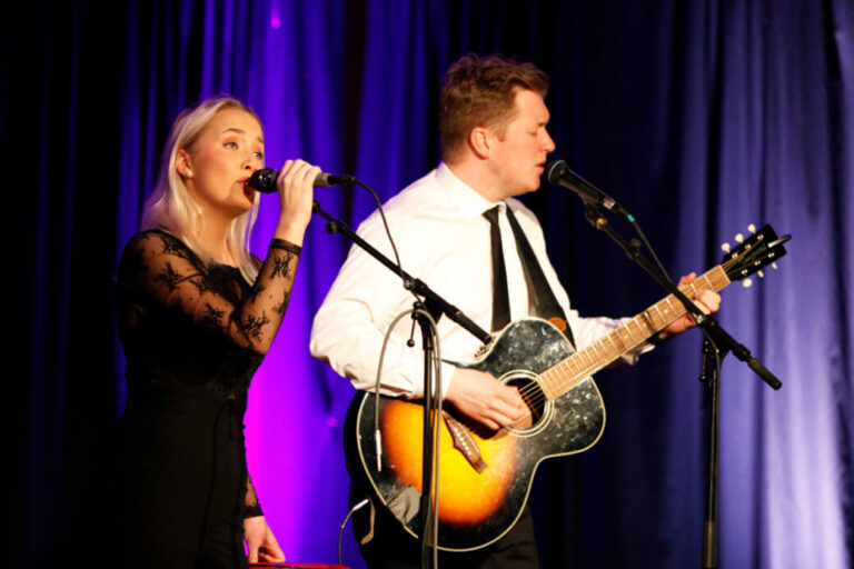 Maren Emilie og Jens Martin holder konsert lørdag kveld, og den kan du se på Flatangernytt. 