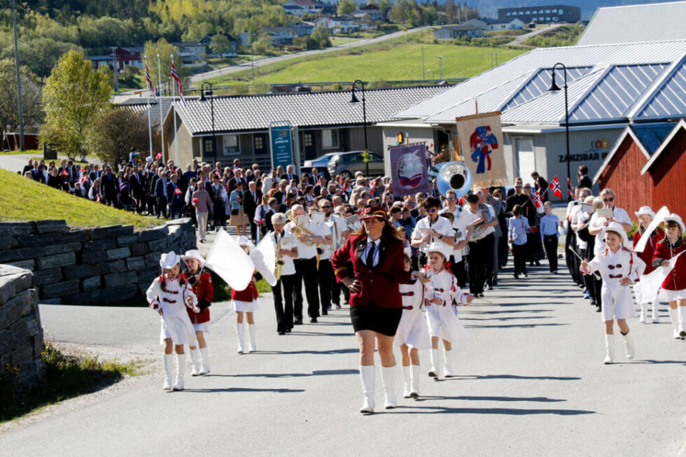 Folketoget på Lauvsnes med drill og Flatanger musikkforening i front, samlet mye folk i det flotteste 17.maiværet på mange år.