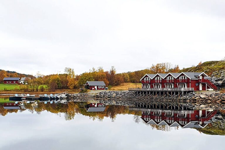Rorbu-anlegget i Kjærsundet er til salgs, og eierne ønsker seg helst lokale kjøpere.