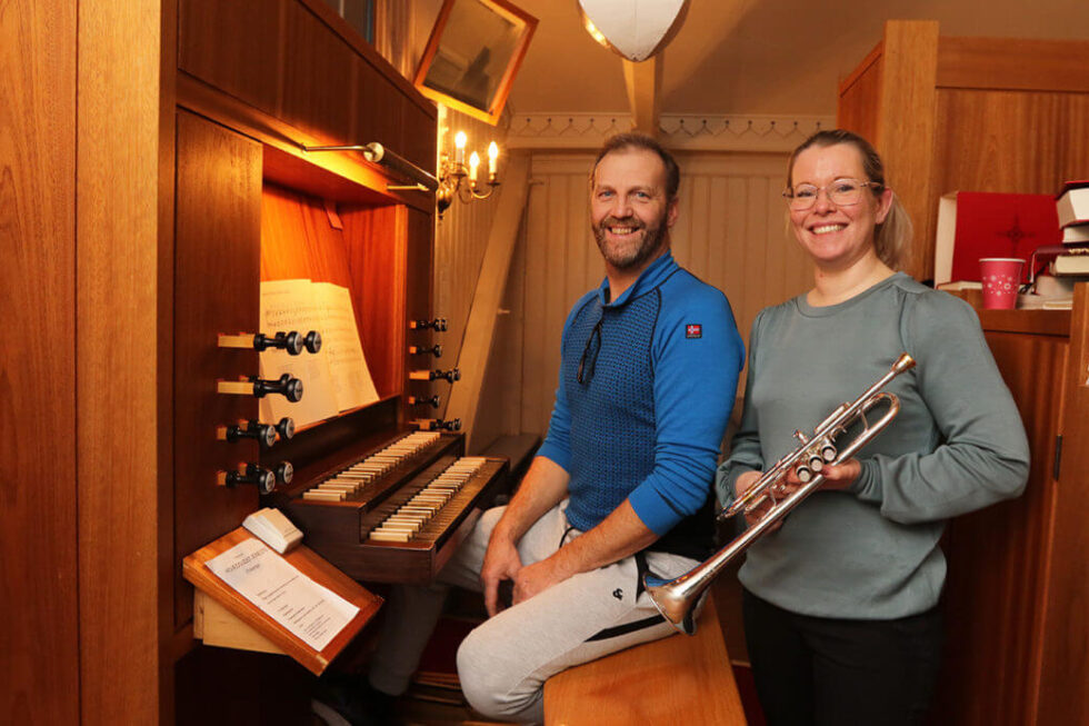 - Vi håper noen får glede av dette, sier Stein Moe og Kristin Einvik, som har laget en musikalsk adventskalender med 24 julesanger.