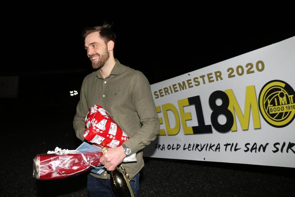 Se opptoget og hyllesten av Brede Moe, seriemester på Bodø/Glimt og flatangring.