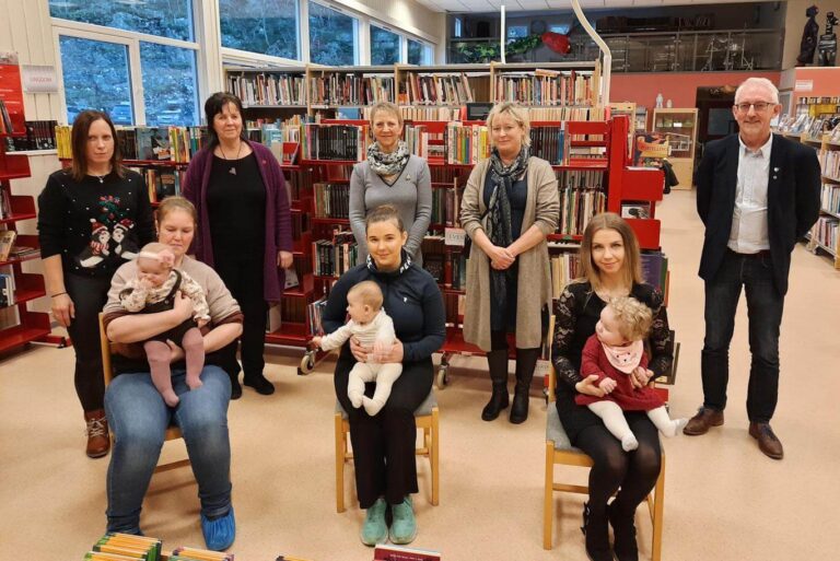 Foran fra venstre: Hanne Berntine Høstland med Sofie Telise, Benedikte Aune med Vendela, Zivilé med Vanesa. Bak fra venstre: Helsesykepleier Lena Rian Hågensen, biblioteksjef Gro Seltveit, styrer i Vangan barnehage, Birgit Sørum, oppvekstsjef Lovise Angen og ordfører Olav Jørgen Bjørkås.