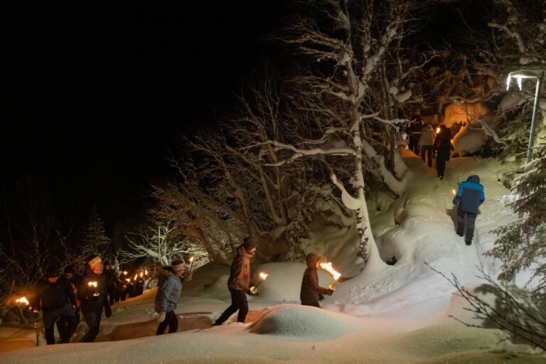 Fakkeltoget samlet mye folk. (Foto: Jens Martin Olsen)