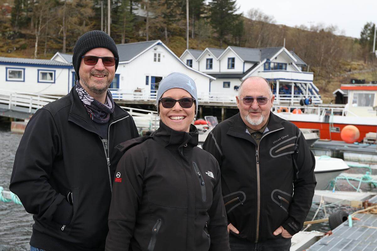 Roy Hjalmar og Kristin Margrethe Einvik har tatt over drifta i Einvika. Her er de fotografert sammen med Reidar ved en tidligere anledning. 