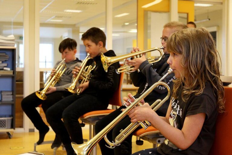 Ikke noe problem med å få lyd i kornetten eller trompeten. Fra venstre: Rasmus, Timas, Isak og Synne