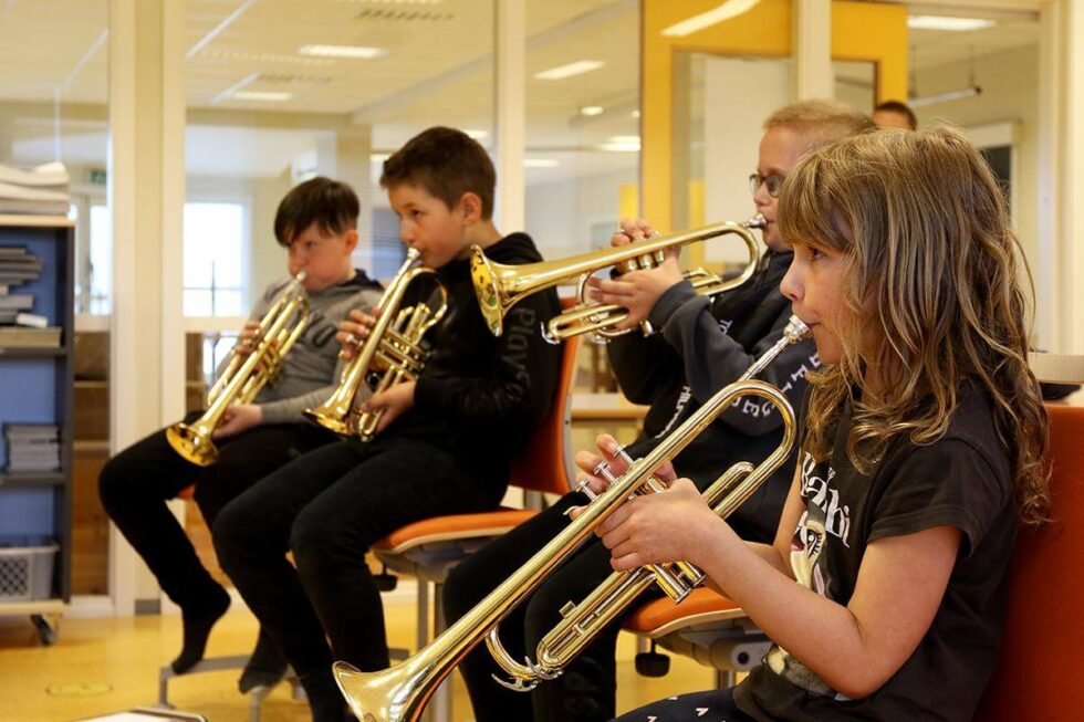 Ikke noe problem med å få lyd i kornetten eller trompeten. Fra venstre: Rasmus, Timas, Isak og Synne