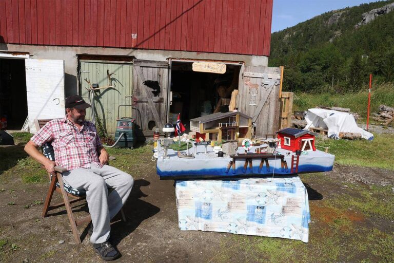 Bent Larsen har jobbet med flåten i hele sommer, og regner med å bli ferdig snart når alle de små detaljene er på plass.