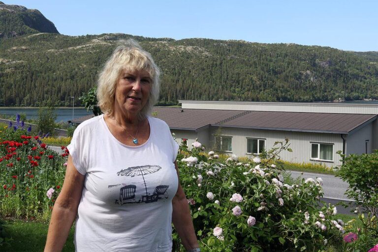 Hagen til Kari Olsen er godt synlig fra veien, og mange mener at hun har en av den fineste hagene i Flatanger.