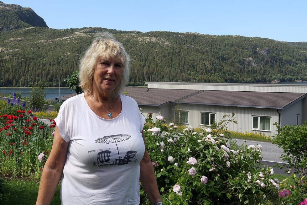 Hagen til Kari Olsen er godt synlig fra veien, og mange mener at hun har en av den fineste hagene i Flatanger.