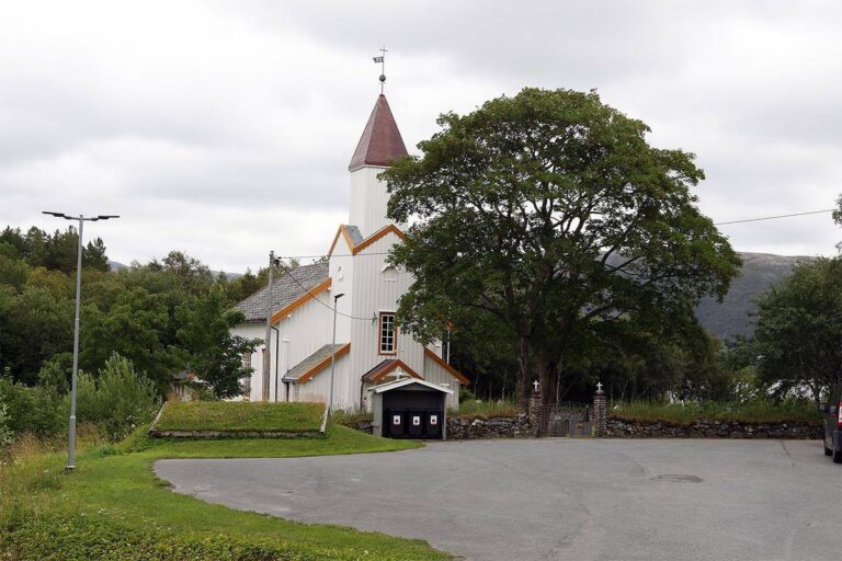 Åpen kirke 12.00-13.00 i både Løvøy og Vik kirker.
