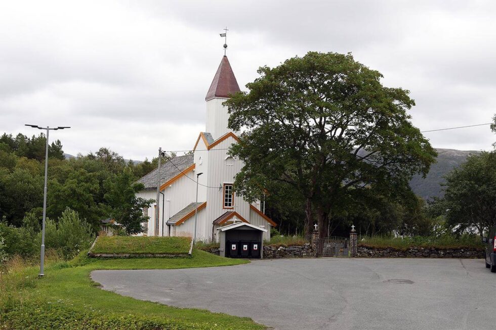 Åpen kirke 12.00-13.00 i både Løvøy og Vik kirker.
