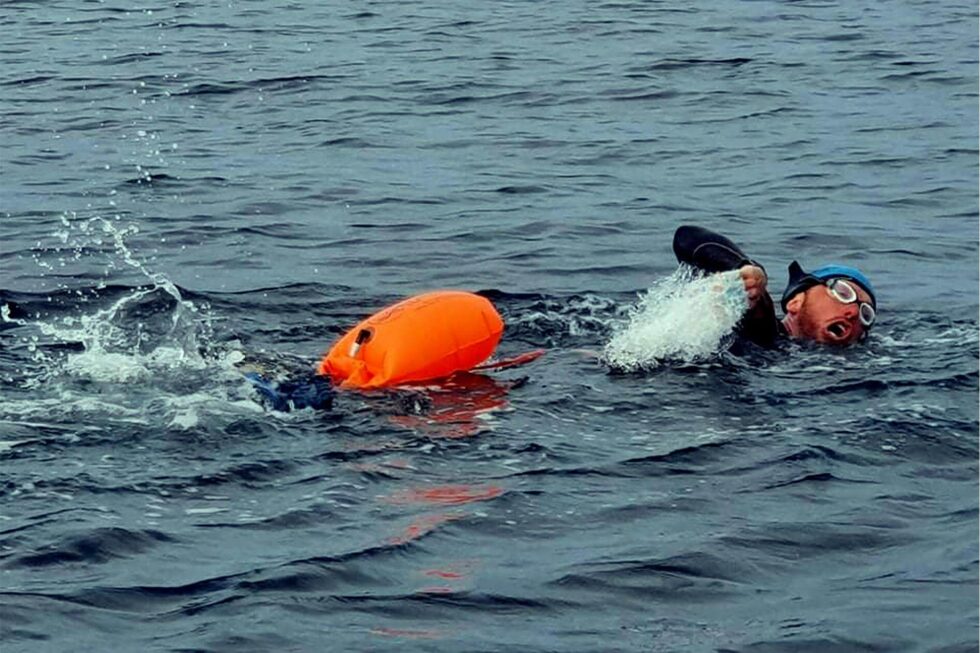 Mens han svømte over Jøssundfjorden, opplevde de en nesten ulykke med en seilskute, som ikke fulgte med på det som skjedde foran seg.
