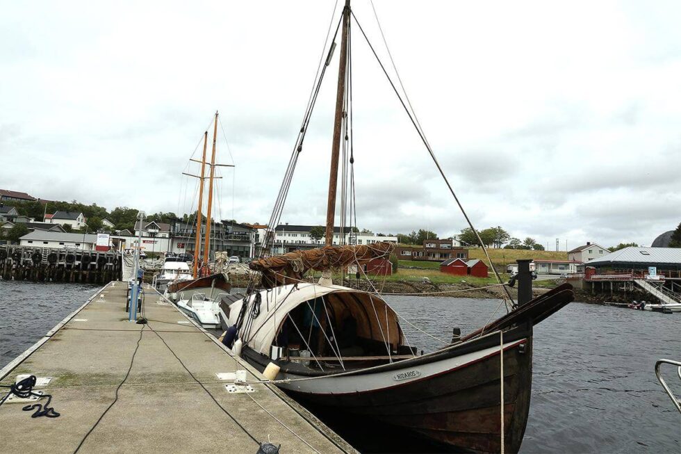 I seglingssesongen ligger Nidaros ved flytebrygga ved Fosenkaia nr. 10 (Gulskuret) i Trondheim