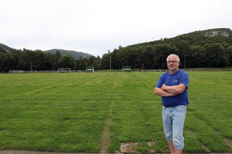 Noe av gresset har visnet, men det er blitt sådd over de brune flekkene. Nå mangles det bare oppmerking, så er den klar til bruk.