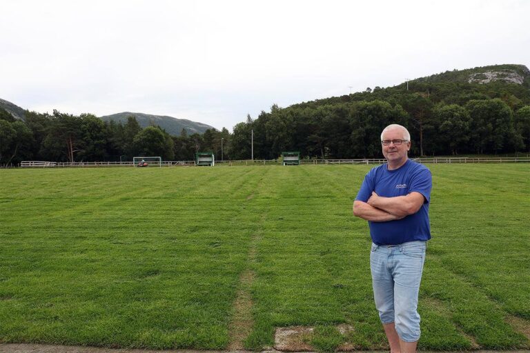 Noe av gresset har visnet, men det er blitt sådd over de brune flekkene. Nå mangles det bare oppmerking, så er den klar til bruk.