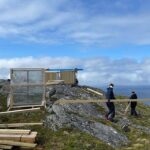 Etter helgens arbeid, er nå hytta godt synlig fra fjellet.