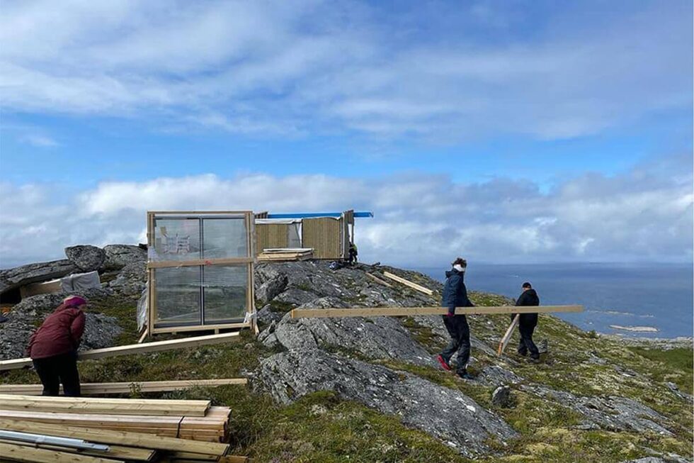 Etter helgens arbeid, er nå hytta godt synlig fra fjellet.