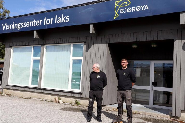 Halvor og Kristian vider ikke bare fra oppdrettsnæringen fra sin beste side, men de er også nøye på å fortelle det som er negativt også.