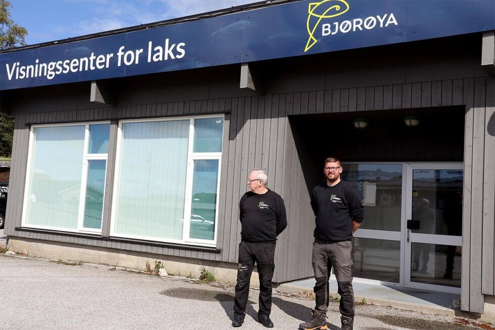 Halvor og Kristian vider ikke bare fra oppdrettsnæringen fra sin beste side, men de er også nøye på å fortelle det som er negativt også.