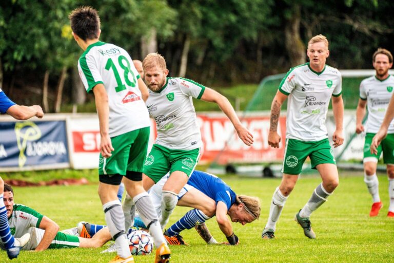 Ola Kristian Dahle Høstland dribler seg framover. (Foto: Hans Arne Vedlog)