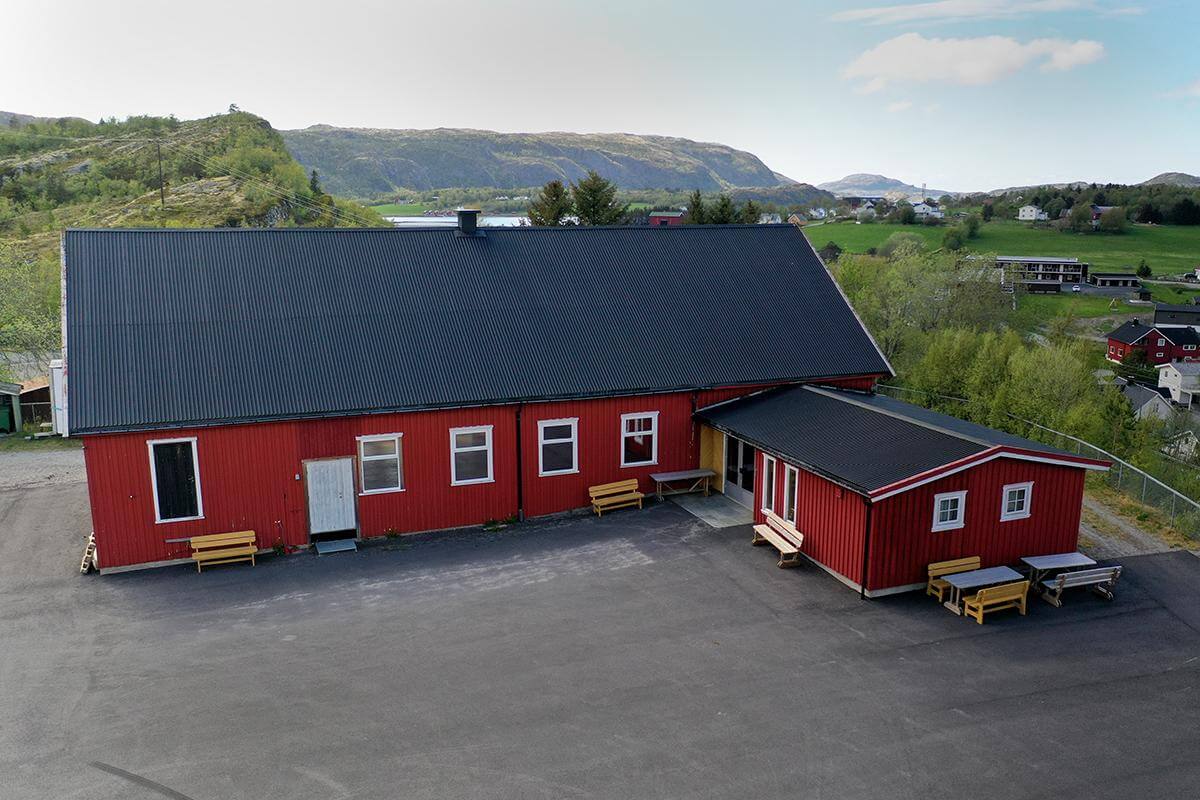 Lauvsnes samfunnshus skal i likhet med Framheim få ny bordkledning og nye vinduer, og grendelaget får 50.000 kroner i tilskudd. (Arkivfoto)