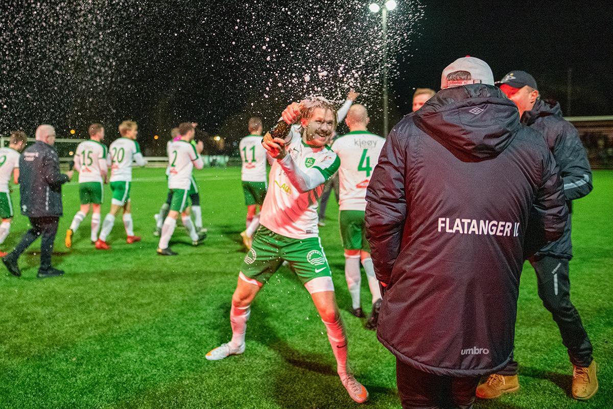 Karl Ivar Dahle H&oslash;stland og resten av laget jublet ellevilt etter at opprykket var sikret. N&aring; gjelder det &aring; holde seg i 4.divisjon. (Arkivfoto: Kristian Dahle Klocke)