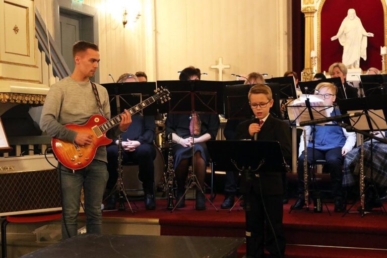 Isak Einvik sang «Stille som den nye sneen daler», godt hjulpet av Gaute Røsten og Odin Dahle.