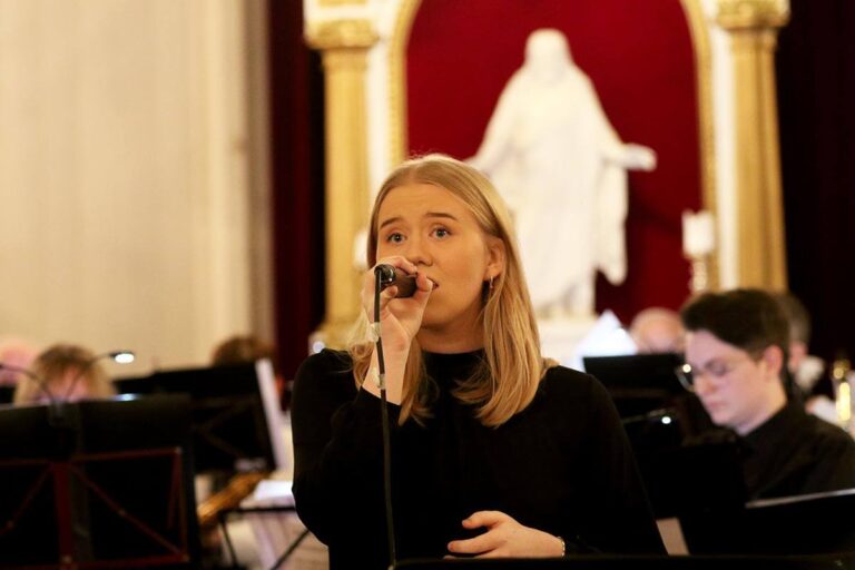 Sigrid Einvik Dahle sang «Jula hjemme» akkompagnert av Ellen Gisetstad.