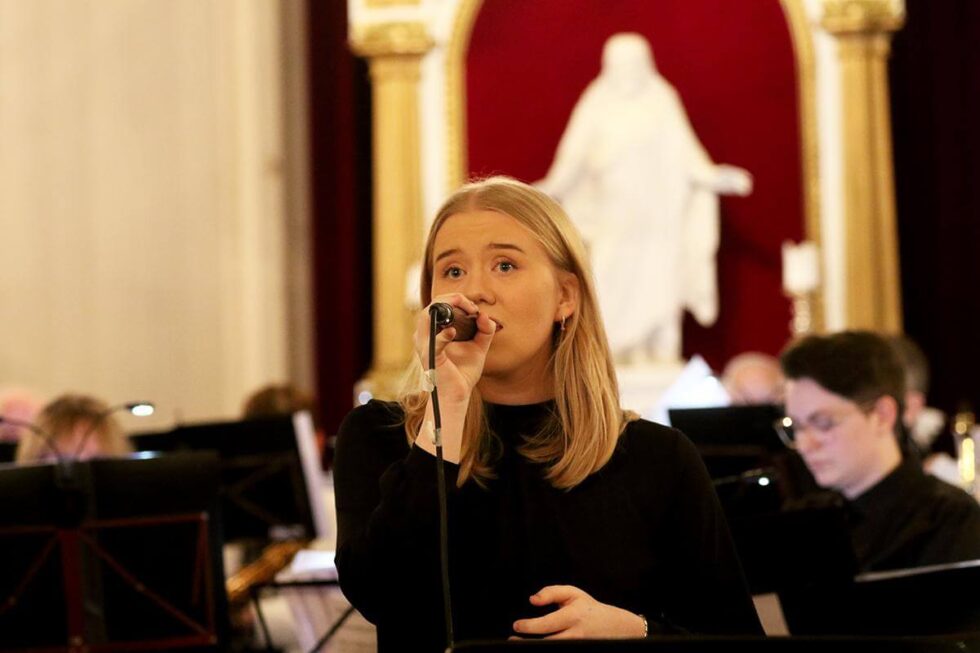 Sigrid Einvik Dahle sang «Jula hjemme» akkompagnert av Ellen Gisetstad.